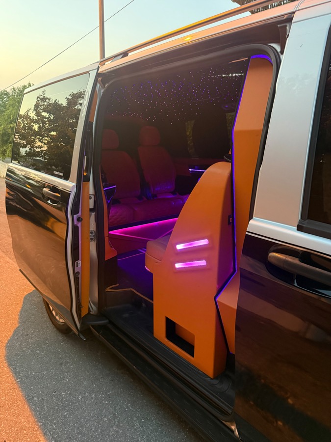 VIP kabin girişi — otomatik kapı ve ambiyans aydınlatmalı iç mekân